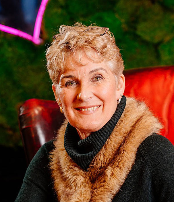 Lesley Hart, Editor